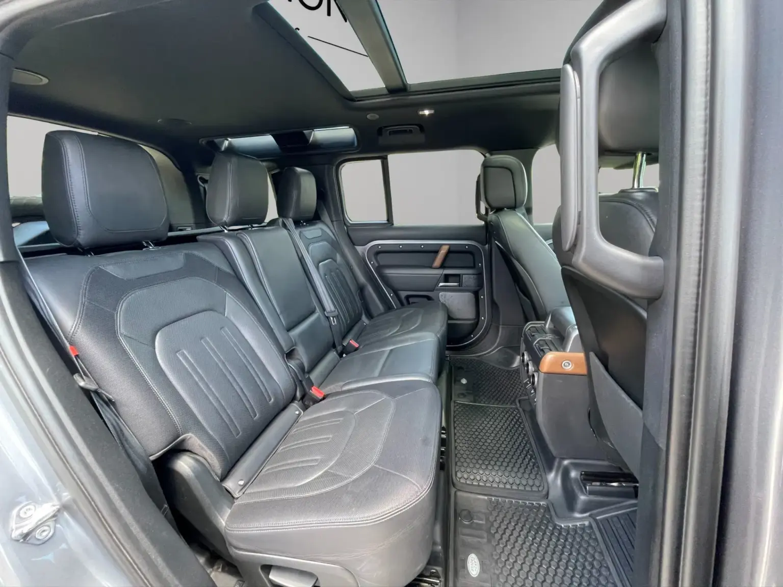 Landrover Defender 110 7 Seats